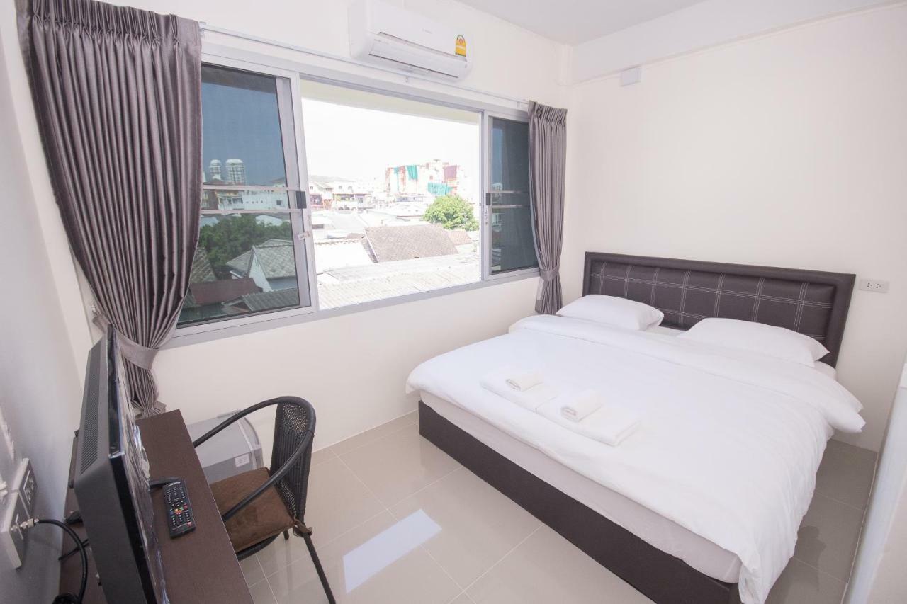 Ninaguesthouse Bangkok Exterior photo